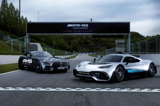 메르세데스-벤츠코리아가 6일부터 홈페이지에서 고성능 브랜드 메르세데스-AMG만의 주행 교육 프로그램인 'AMG 드라이빙 아카데미'의 2019년 참가자 모집을 시작한다. 사진은 경기도 용인 AMG 스피드웨이. <메르세데스-벤츠코리아 제공>